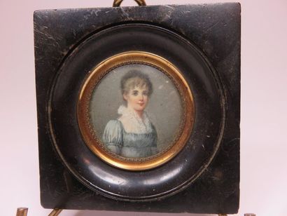 HUBERT, XIXe siècle Jeune femme à la robe...