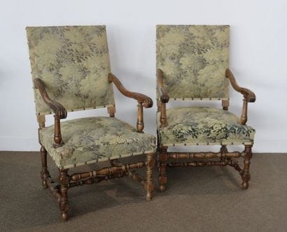 Paire de fauteuils en noyer et hêtre mouluré...
