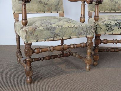 Paire de fauteuils en noyer et hêtre mouluré...