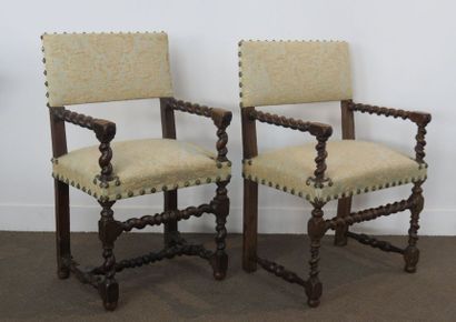 Deux fauteuils en noyer à dossier bandeau....