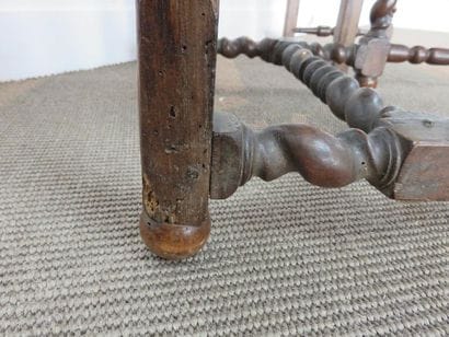 Deux fauteuils en noyer à dossier bandeau....