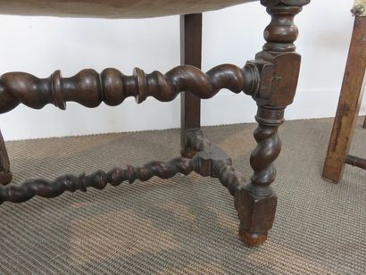 Deux fauteuils en noyer à dossier bandeau....