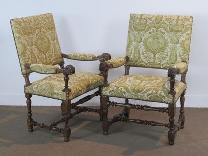 Paire de fauteuils en noyer sculpté et tourné....