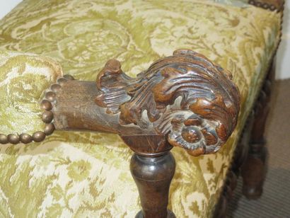 Paire de fauteuils en noyer sculpté et tourné....