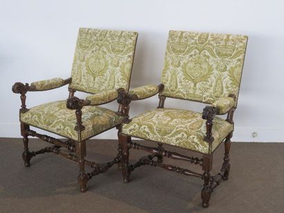Paire de fauteuils en noyer sculpté et tourné....