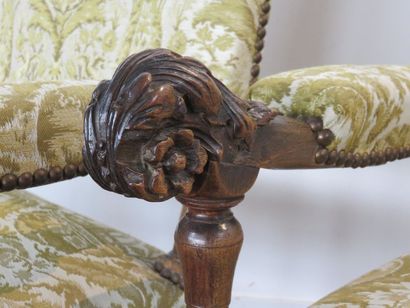 Paire de fauteuils en noyer sculpté et tourné....