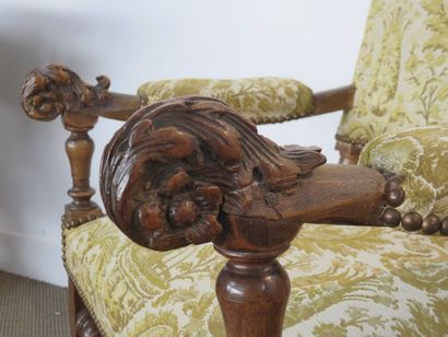 Paire de fauteuils en noyer sculpté et tourné....