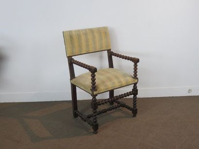 Fauteuil à bras en noyer tourné en chapelet....