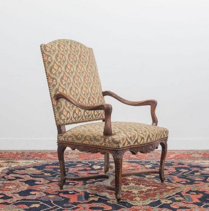 Large fauteuil en noyer mouluré et sculpté,...