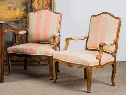 Paire de fauteuils en noyer mouluré et sculpté....