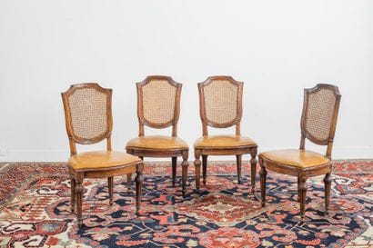 Suite de quatre chaises en noyer mouluré...