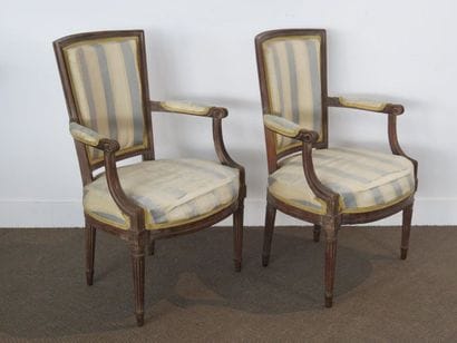 Paire de fauteuils en hêtre mouluré et sculpté,...