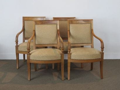 Suite de quatre fauteuils en noyer mouluré,...