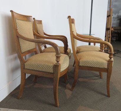 Suite de quatre fauteuils en noyer mouluré,...