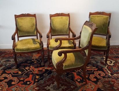 Suite de quatre fauteuils en acajou et placage...