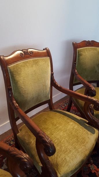 Suite de quatre fauteuils en acajou et placage...