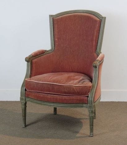Bergère en bois laqué gris à haut dossier....