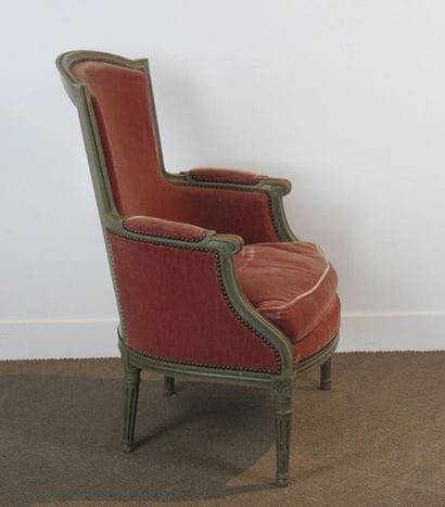 Bergère en bois laqué gris à haut dossier....