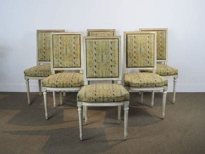 Suite de six chaises en bois laqué crème...