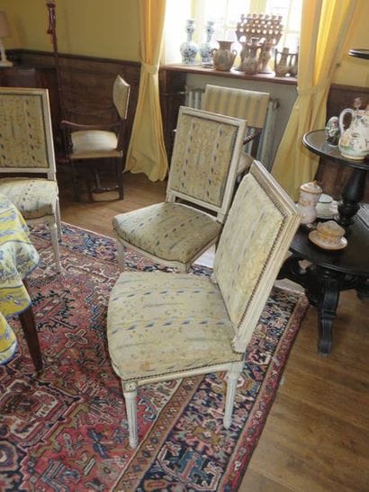 Suite de six chaises en bois laqué crème...