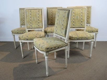 Suite de six chaises en bois laqué crème...