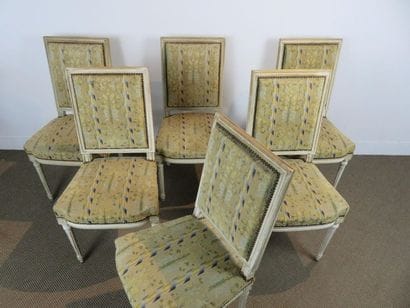 Suite de six chaises en bois laqué crème...