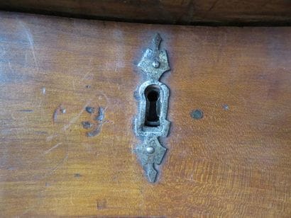 Bureau Mazarin en merisier. Il ouvre à six...