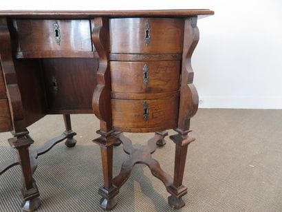 Bureau Mazarin en merisier. Il ouvre à six...