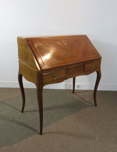 Bureau de pente en noyer, alisier et filets...