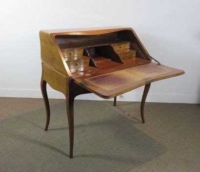 Bureau de pente en noyer, alisier et filets...
