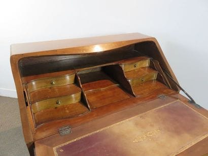 Bureau de pente en noyer, alisier et filets...