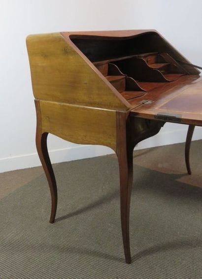 Bureau de pente en noyer, alisier et filets...