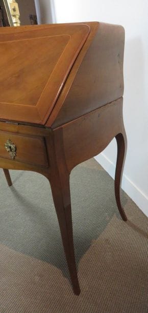 Bureau de pente en noyer, alisier et filets...