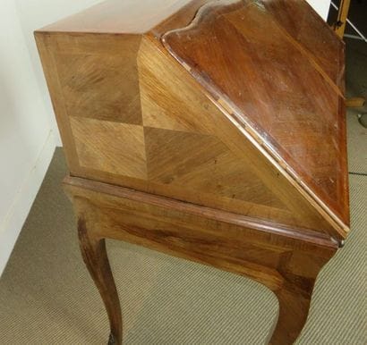 Bureau de pente en placage d’amarante en...
