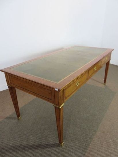 Important bureau plat en placage d’acajou,...