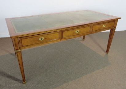 Important bureau plat en placage d’acajou,...