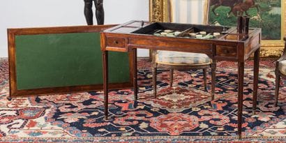 Table tric-trac en acajou mouluré et placage...