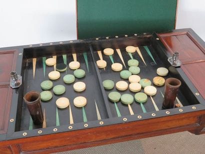 Table tric-trac en acajou mouluré et placage...