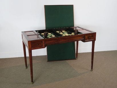 Table tric-trac en acajou mouluré et placage...