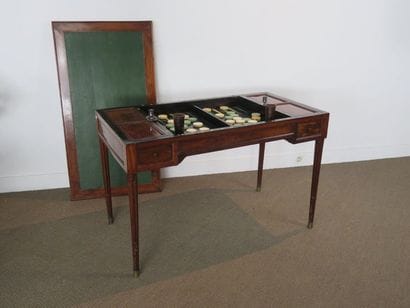 Table tric-trac en acajou mouluré et placage...