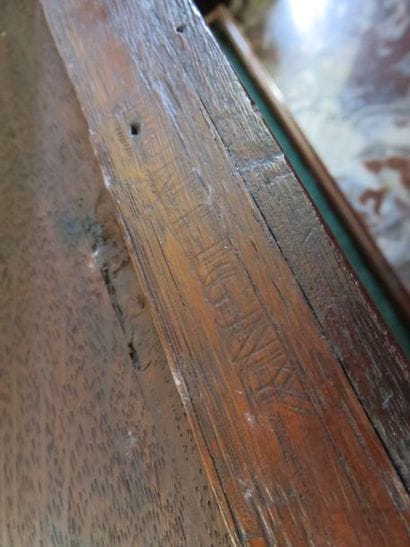 Table tric-trac en acajou mouluré et placage...