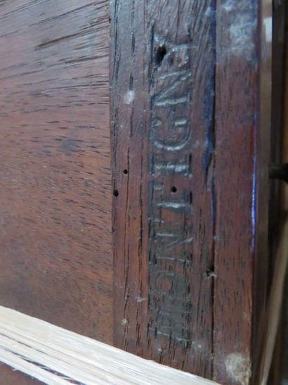 Table tric-trac en acajou mouluré et placage...