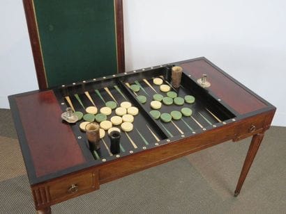 Table tric-trac en acajou et placage d’acajou....