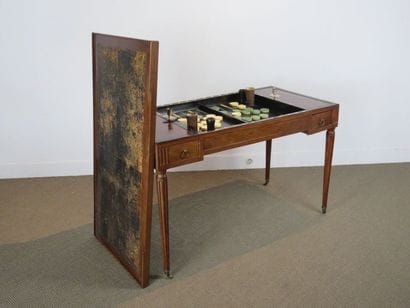 Table tric-trac en acajou et placage d’acajou....