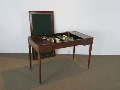 Table tric-trac en acajou et placage d’acajou....