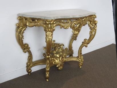 Console en bois sculpté et redoré. La ceinture...