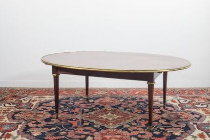 Table ovale de salle à manger en acajou reposant...
