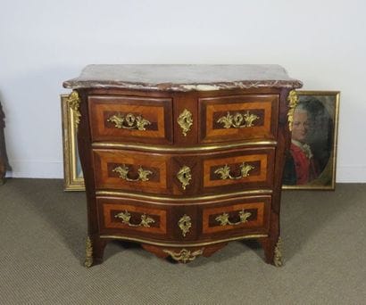 Commode en placage de palissandre en frisage,...