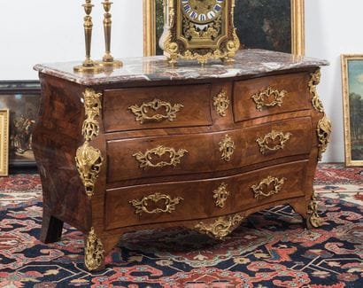 Commode tombeau en placage de bois de violette...