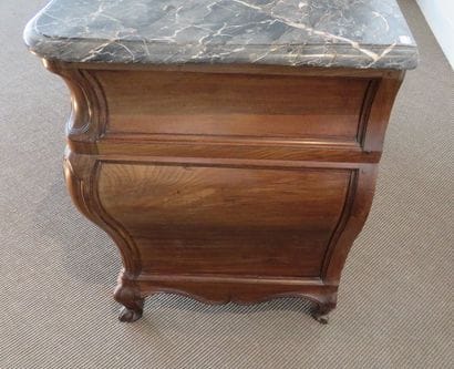 Commode galbée et bombée en acajou et noyer...
